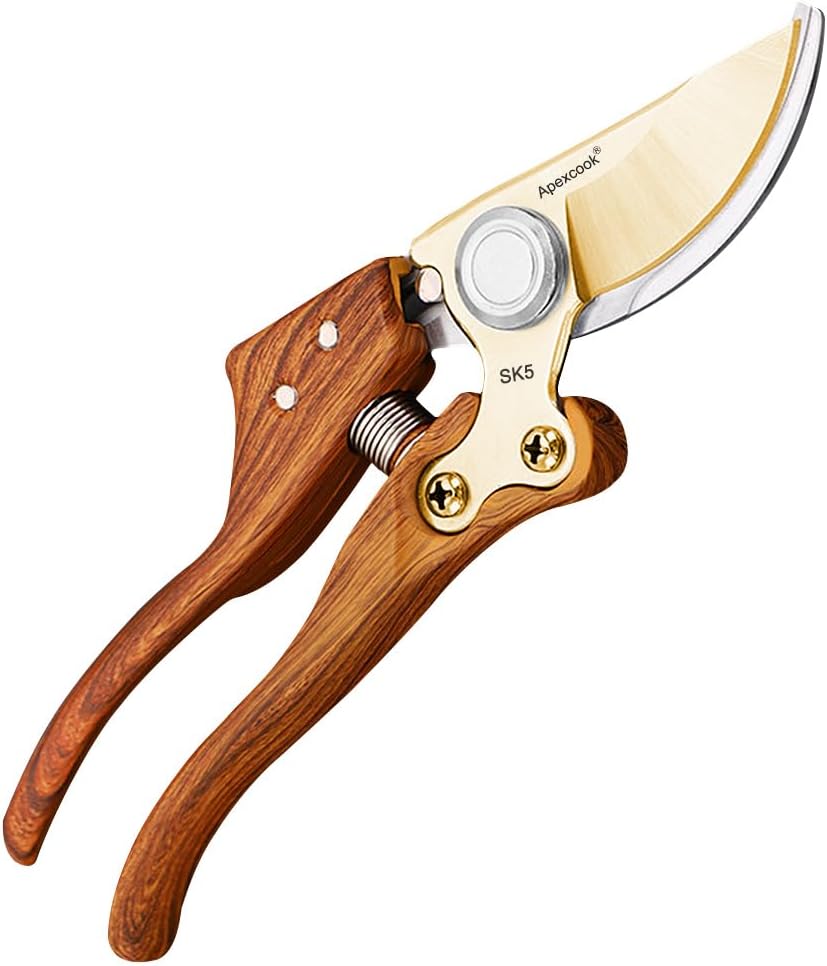 Showcases the high-quality construction and premium materials of the pruning shears, emphasizing the wooden handle and gold-colored blade.
