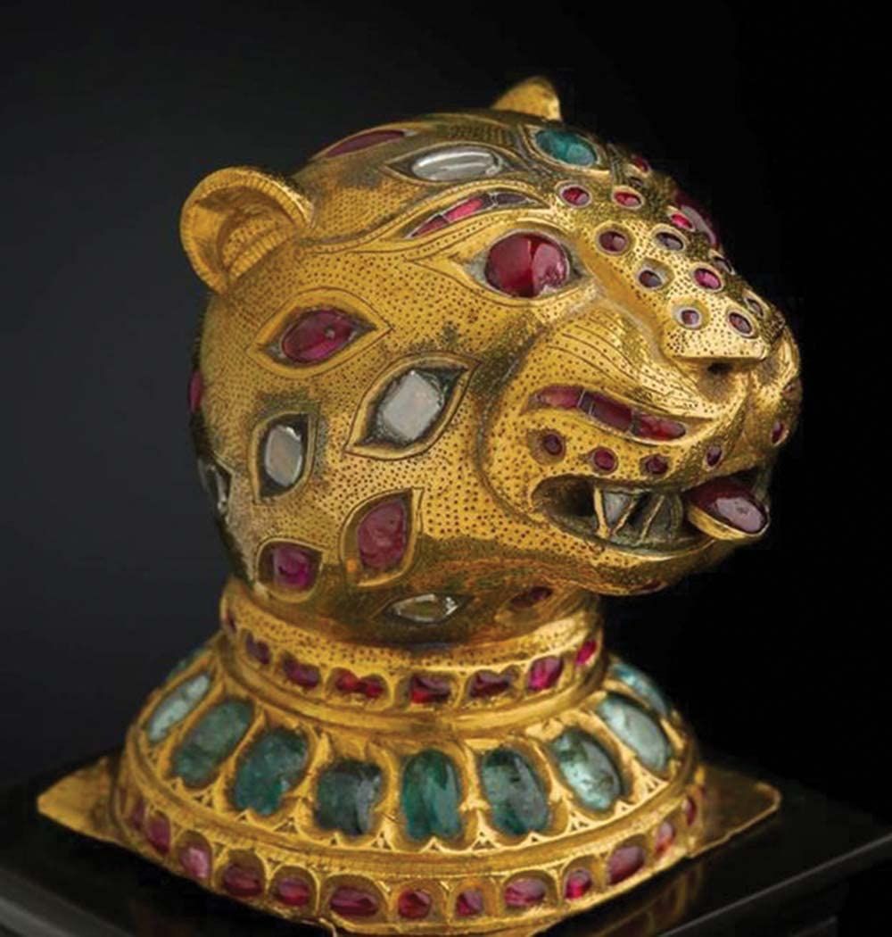 Showcases the intricate gold and gemstone craftsmanship of this decorative tiger head sculpture, emphasizing its luxury materials and artistic detail to appeal to collectors and buyers seeking…