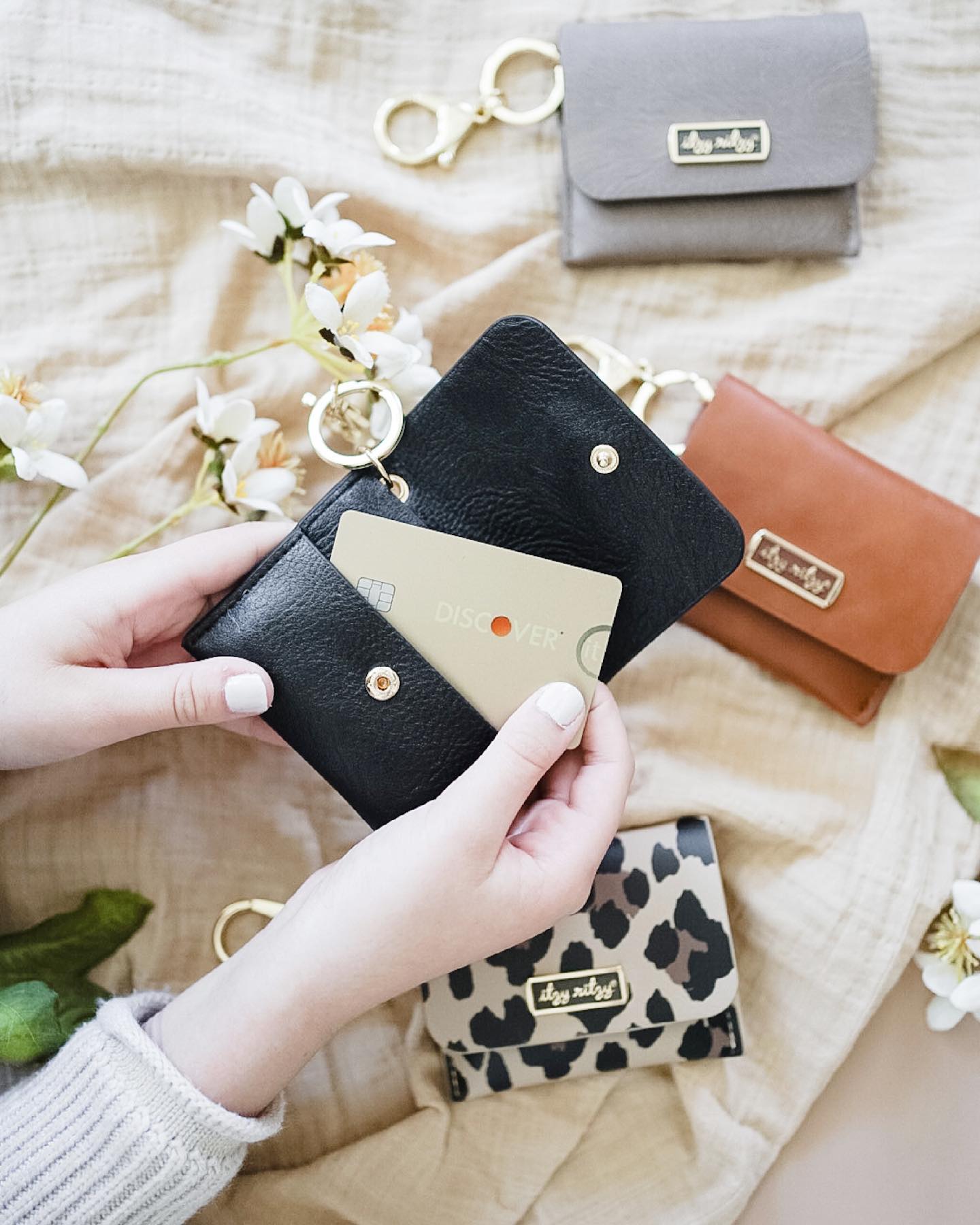 Itzy Ritzy 24: Lifestyle Secondary Images
