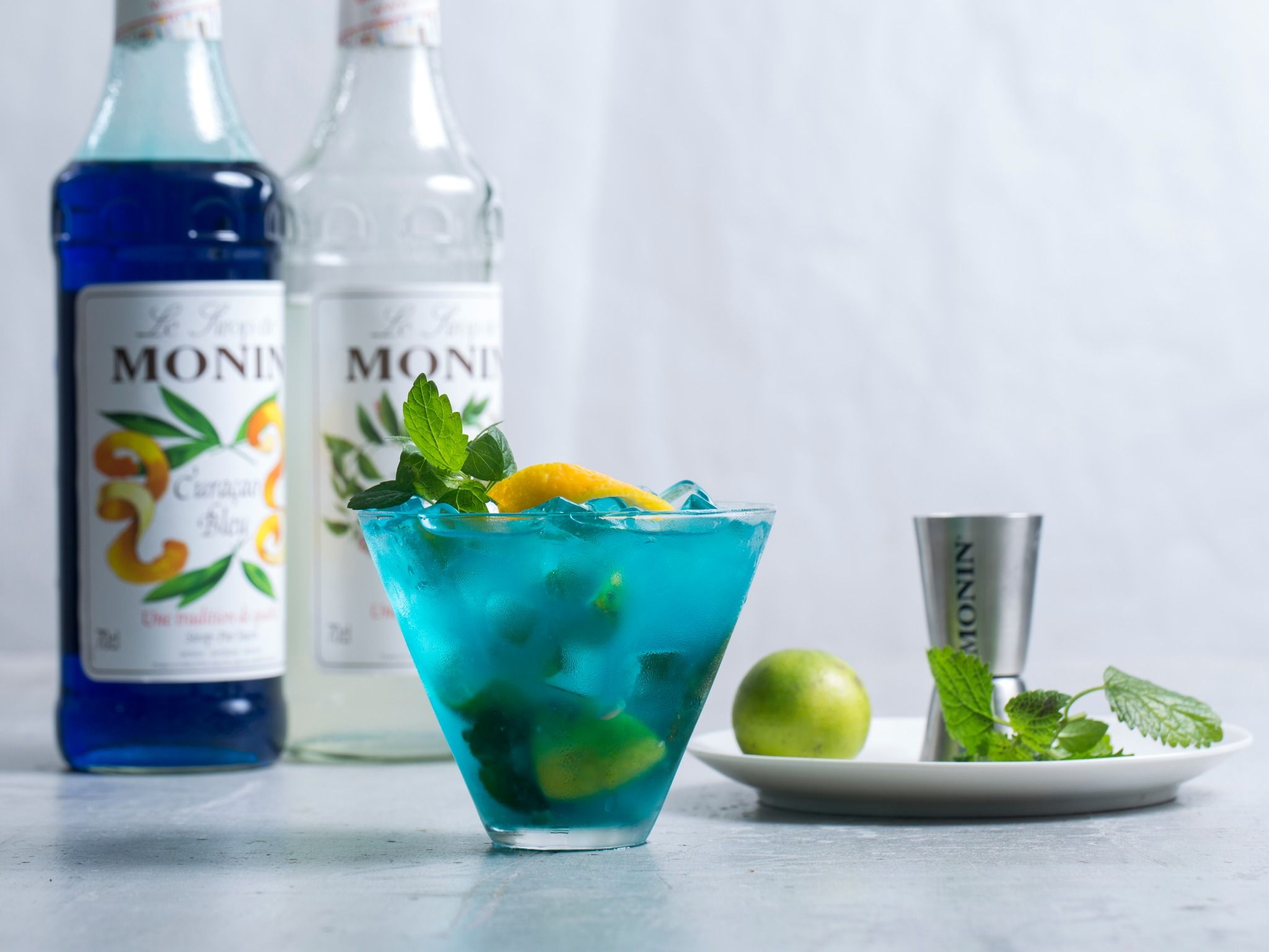 Monin 6: Lifestyle Secondary Images