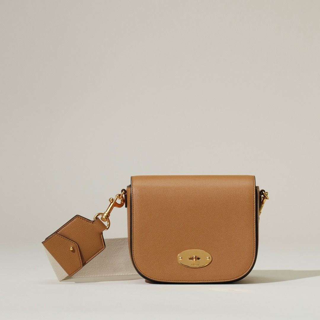 Mulberry 16: Lifestyle Secondary Images