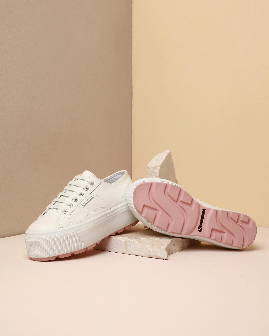 Superga 12: Backdrops
