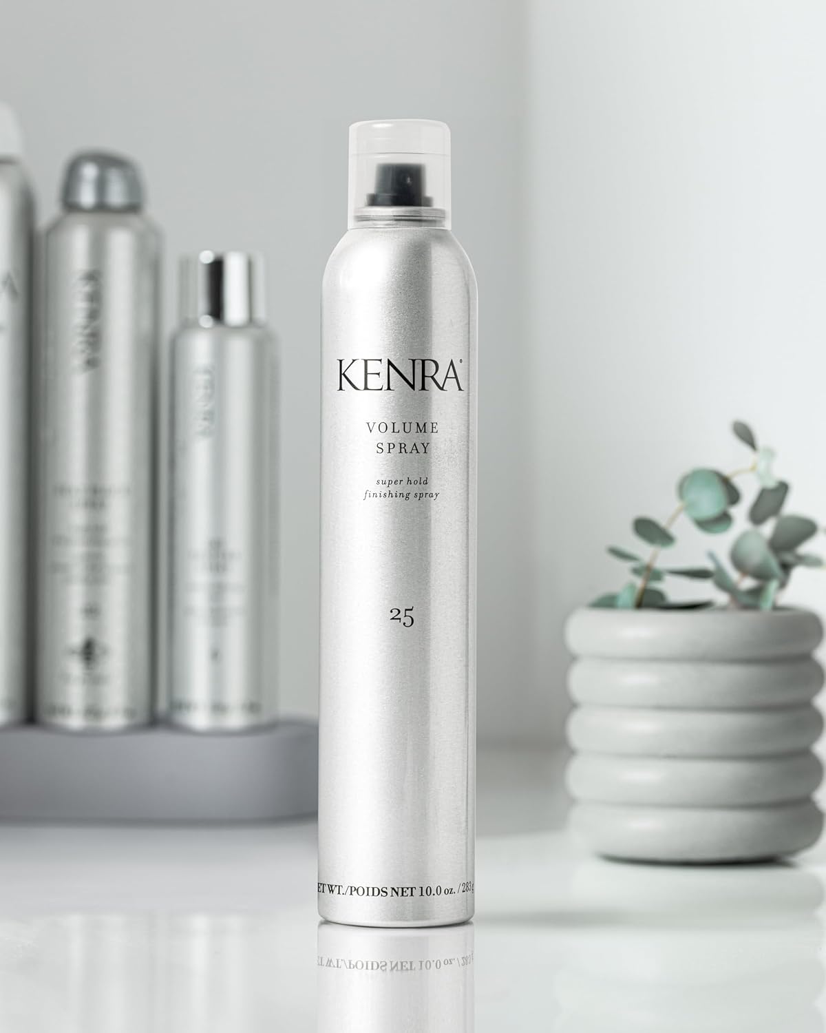 Highlights the volume spray's ability to provide long-lasting hold and voluminous hair styling.