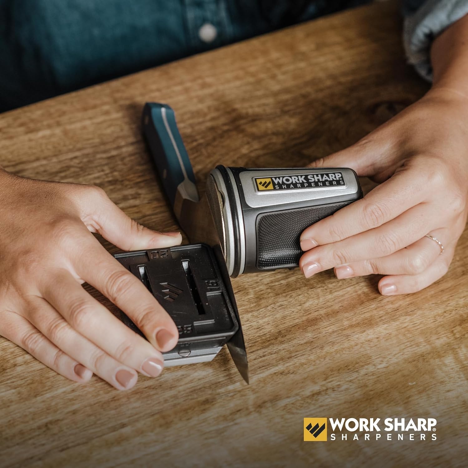 Demonstrates how to use the Work Sharp knife sharpener, showing the proper technique for sharpening a blade. Shows the product being used in a real-world context, making it relatable and easy for…