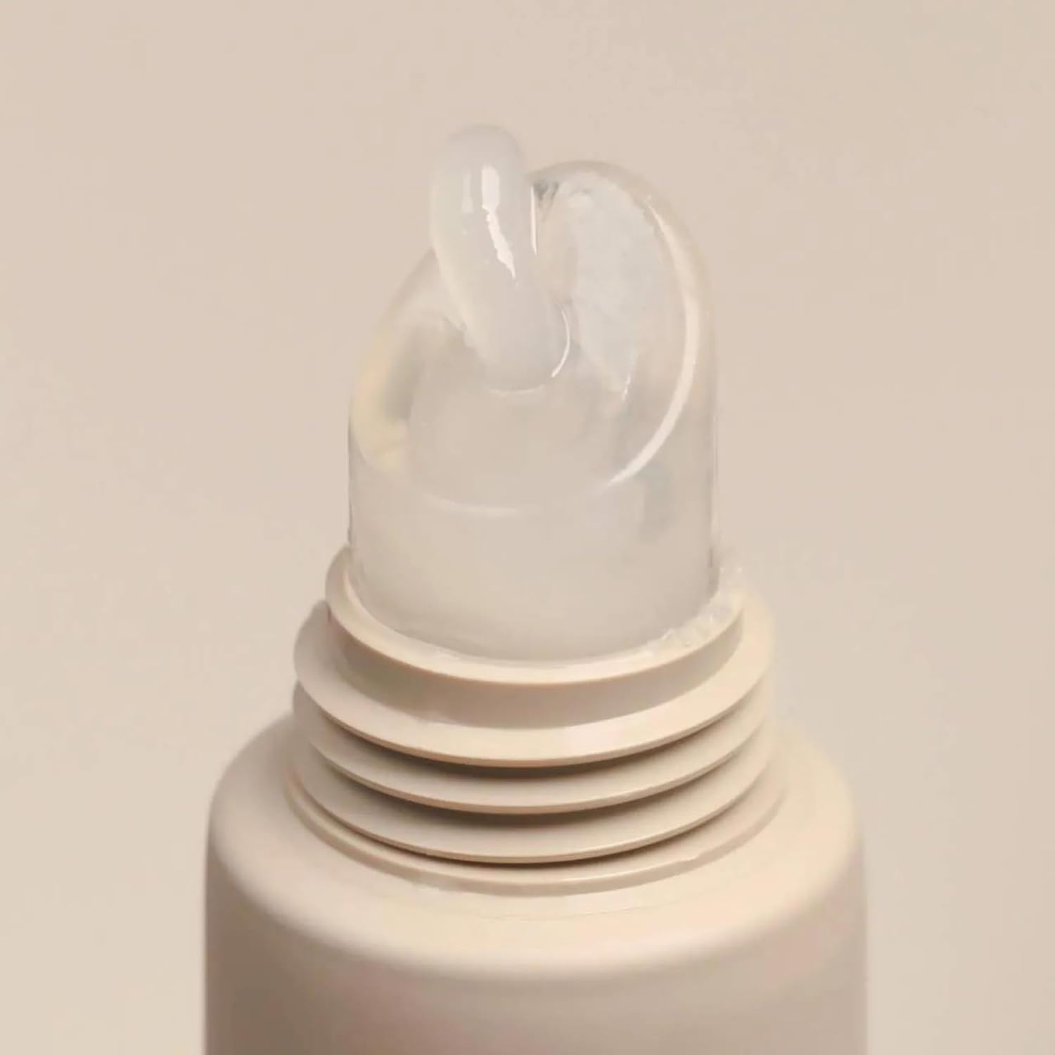Highlights the product's precise dispensing mechanism, emphasizing controlled and accurate product application.