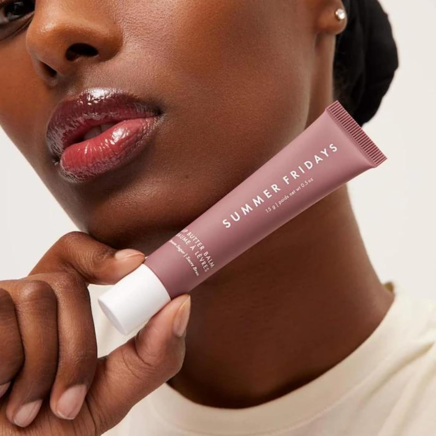 Showcases the product's ability to create glossy, moisturized lips, emphasizing its effectiveness on darker skin tones.