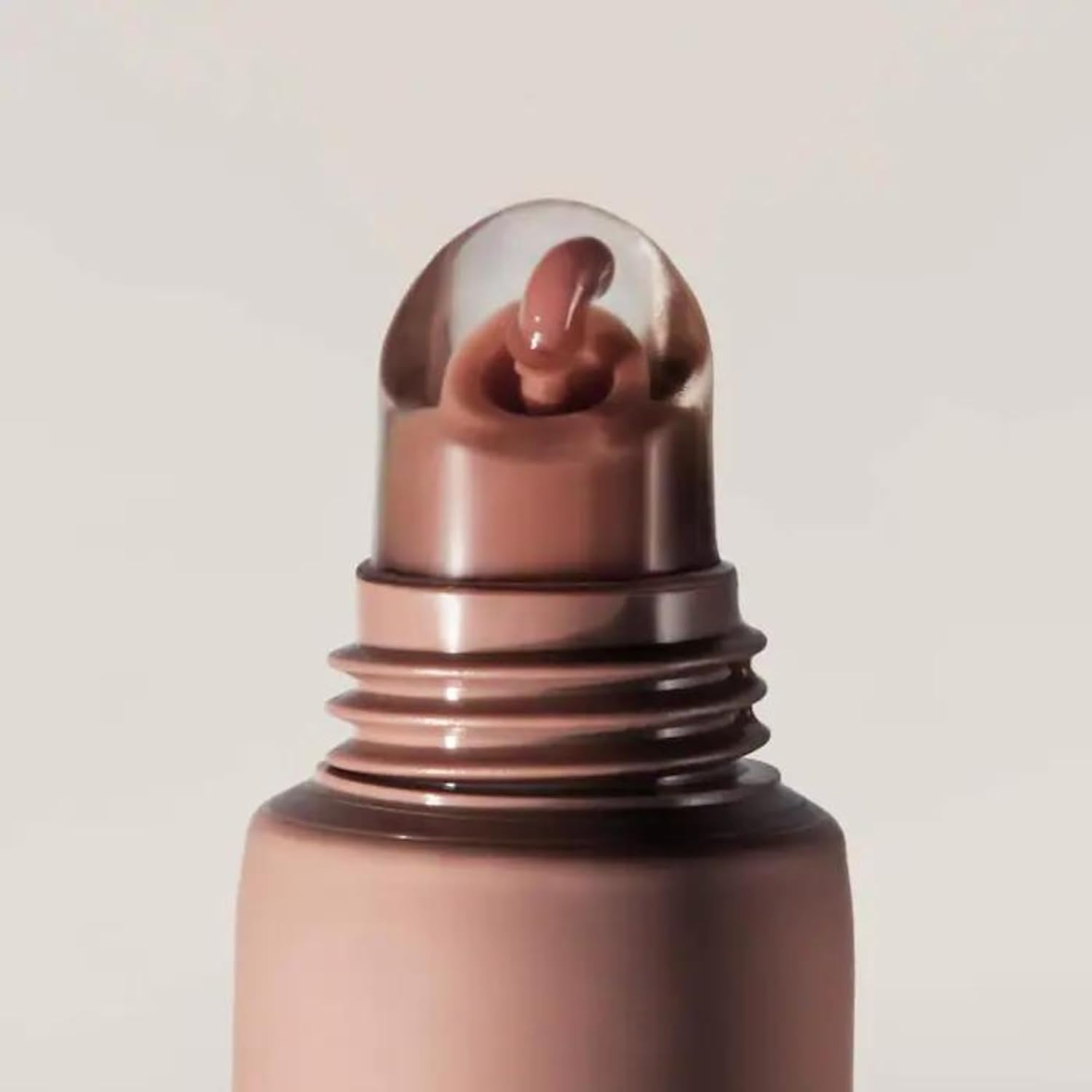 Highlights the product's innovative applicator tip, suggesting precise and easy application of the cosmetic product.