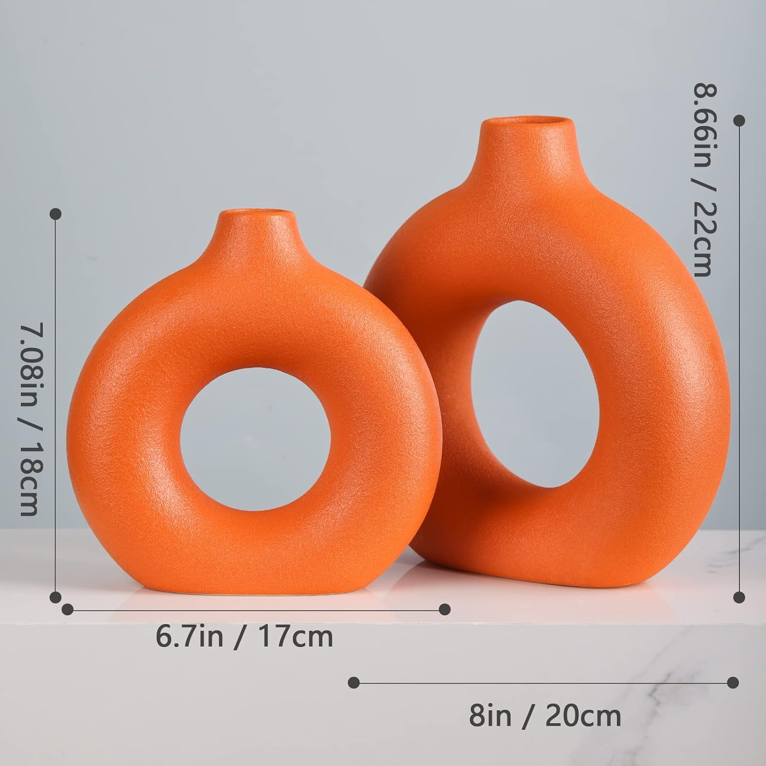 Provides exact measurements of the vases to help customers understand their size and proportions.