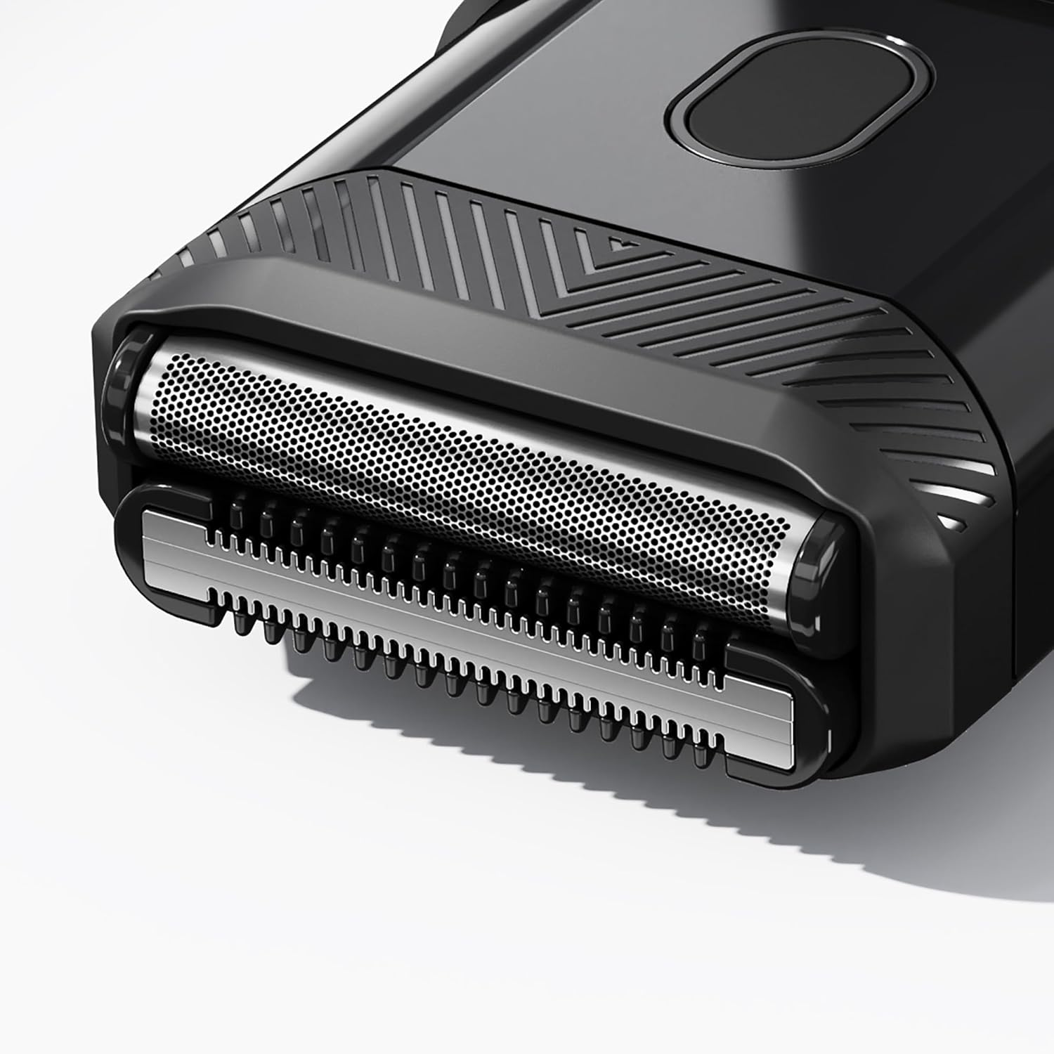 Highlights the razor's dual blade design to demonstrate its cutting efficiency and precision.