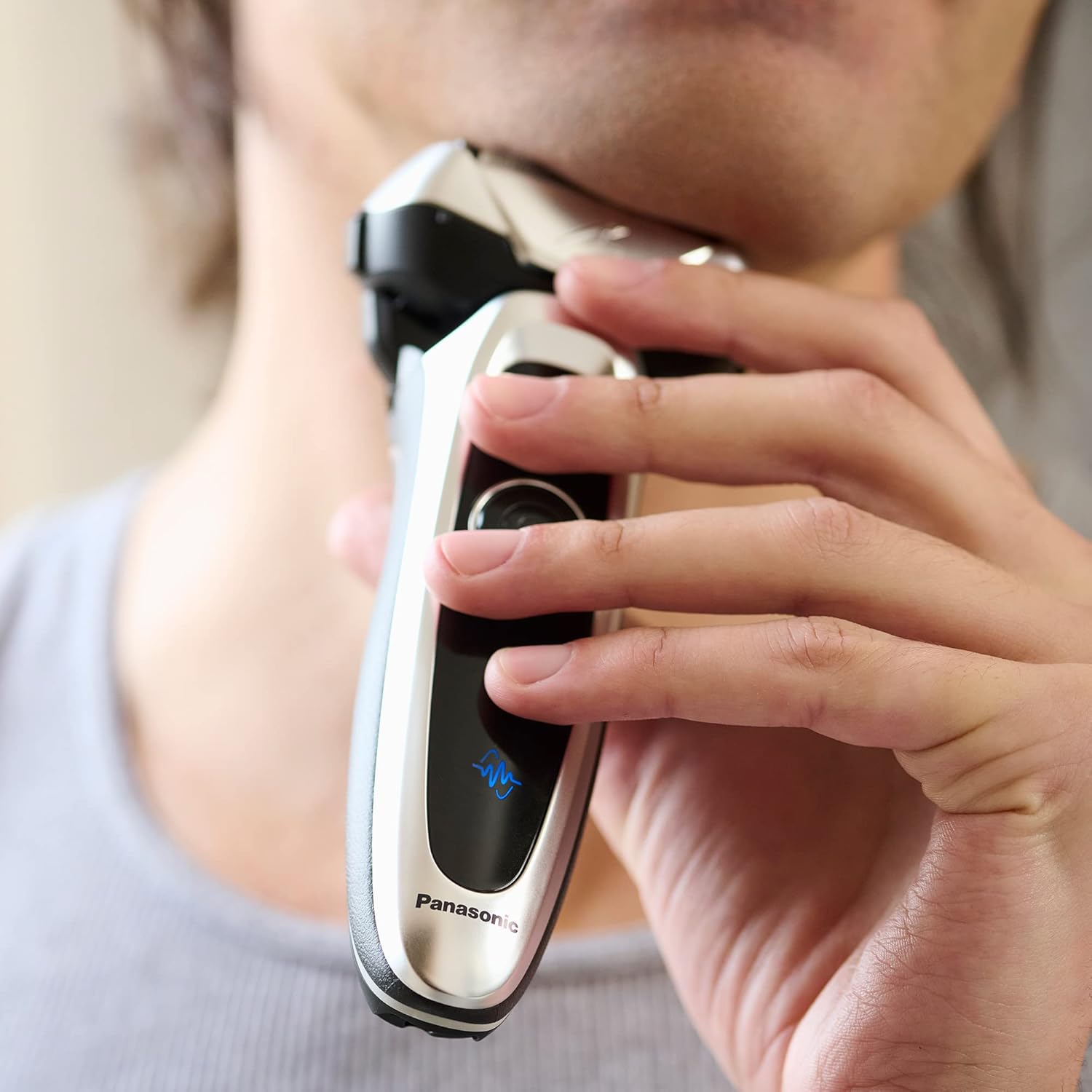 Demonstrates the correct way to hold and use the Panasonic electric shaver, helping customers understand how to operate the product effectively.