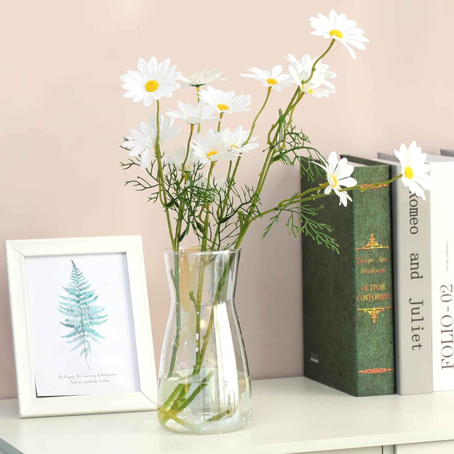 Shows how the product (flowers in a vase) can be used to decorate and enhance a home environment, creating a fresh and inviting atmosphere.