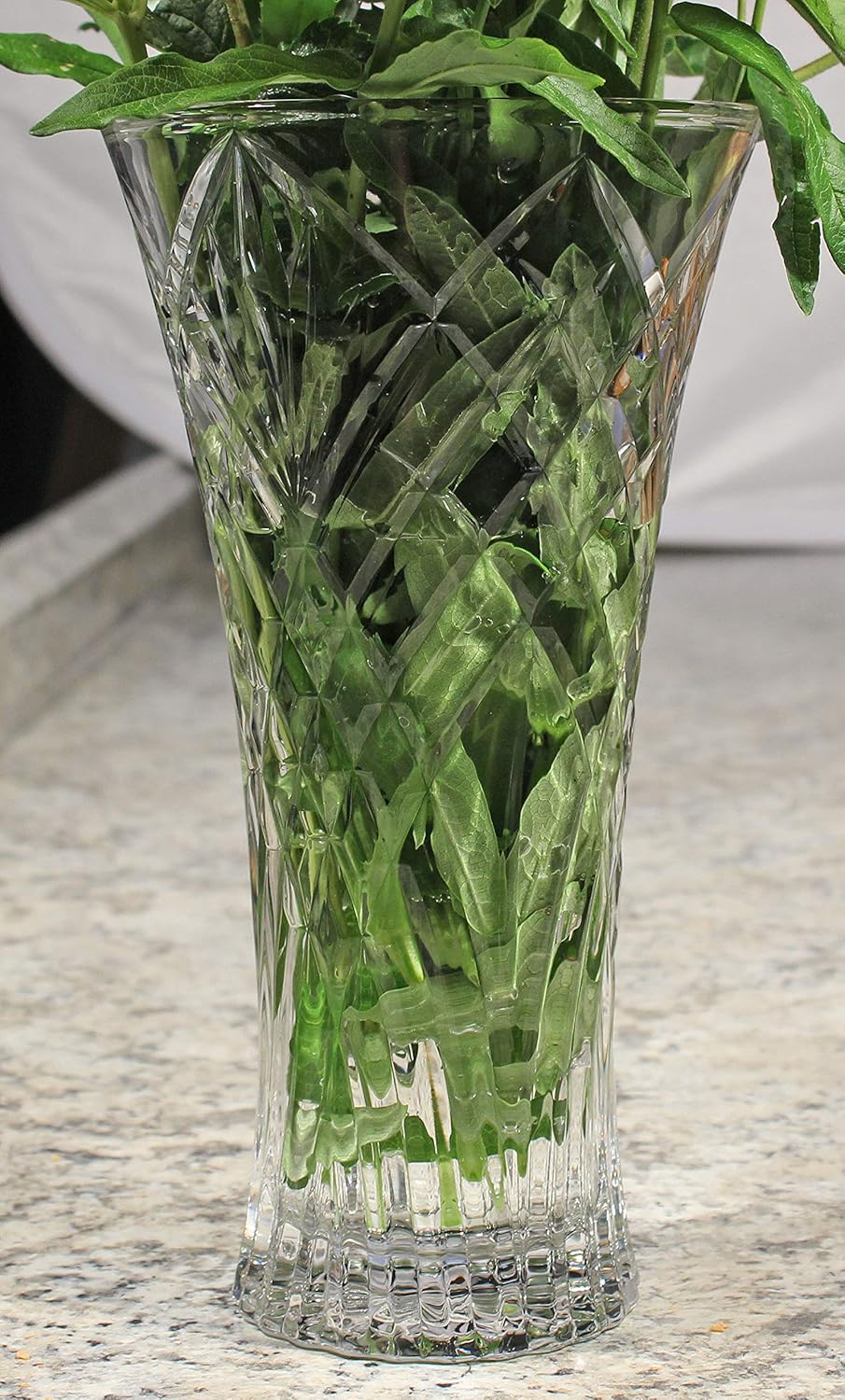 Showcases the product's high-quality crystal construction, emphasizing its elegance and clarity.