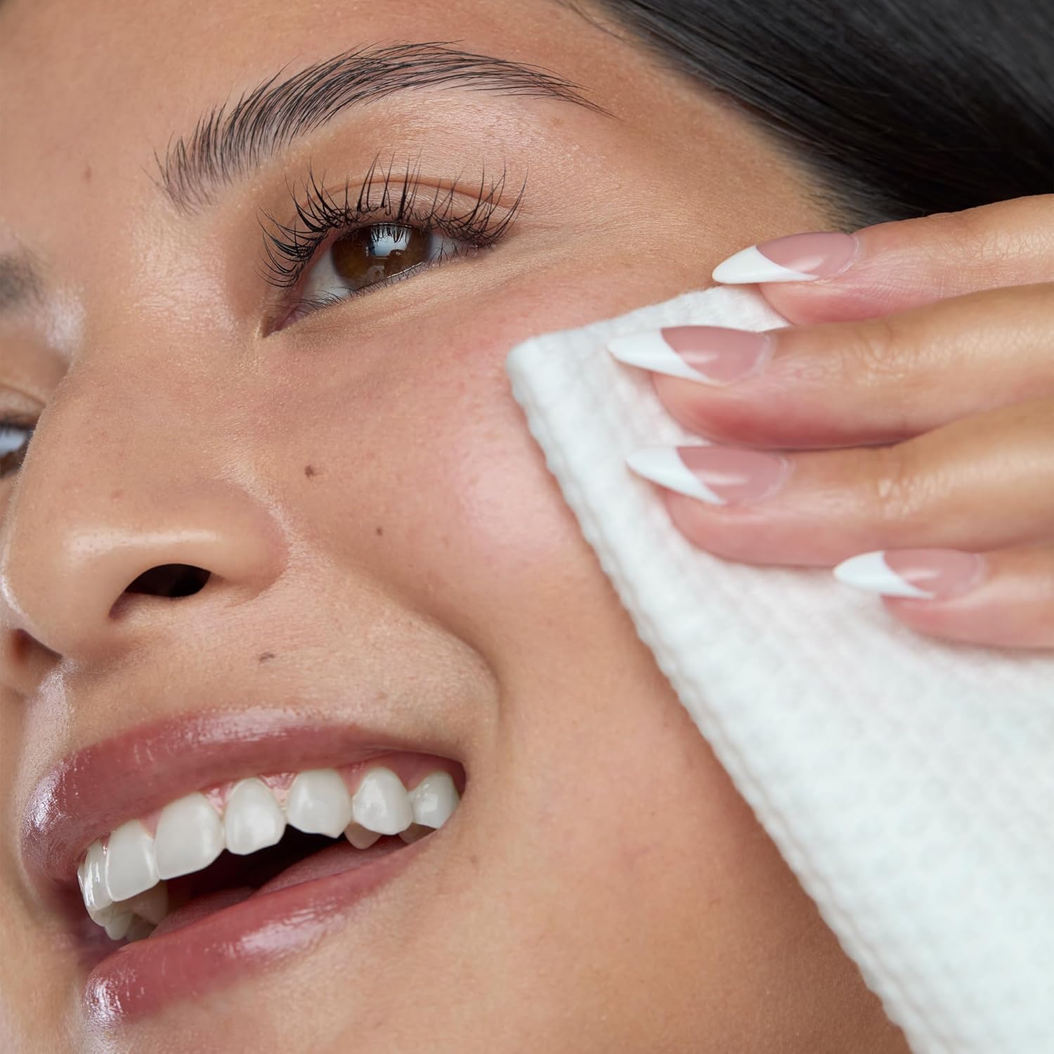Demonstrates the product's gentle and effective cleansing ability on facial skin, emphasizing its suitability for sensitive skin care.