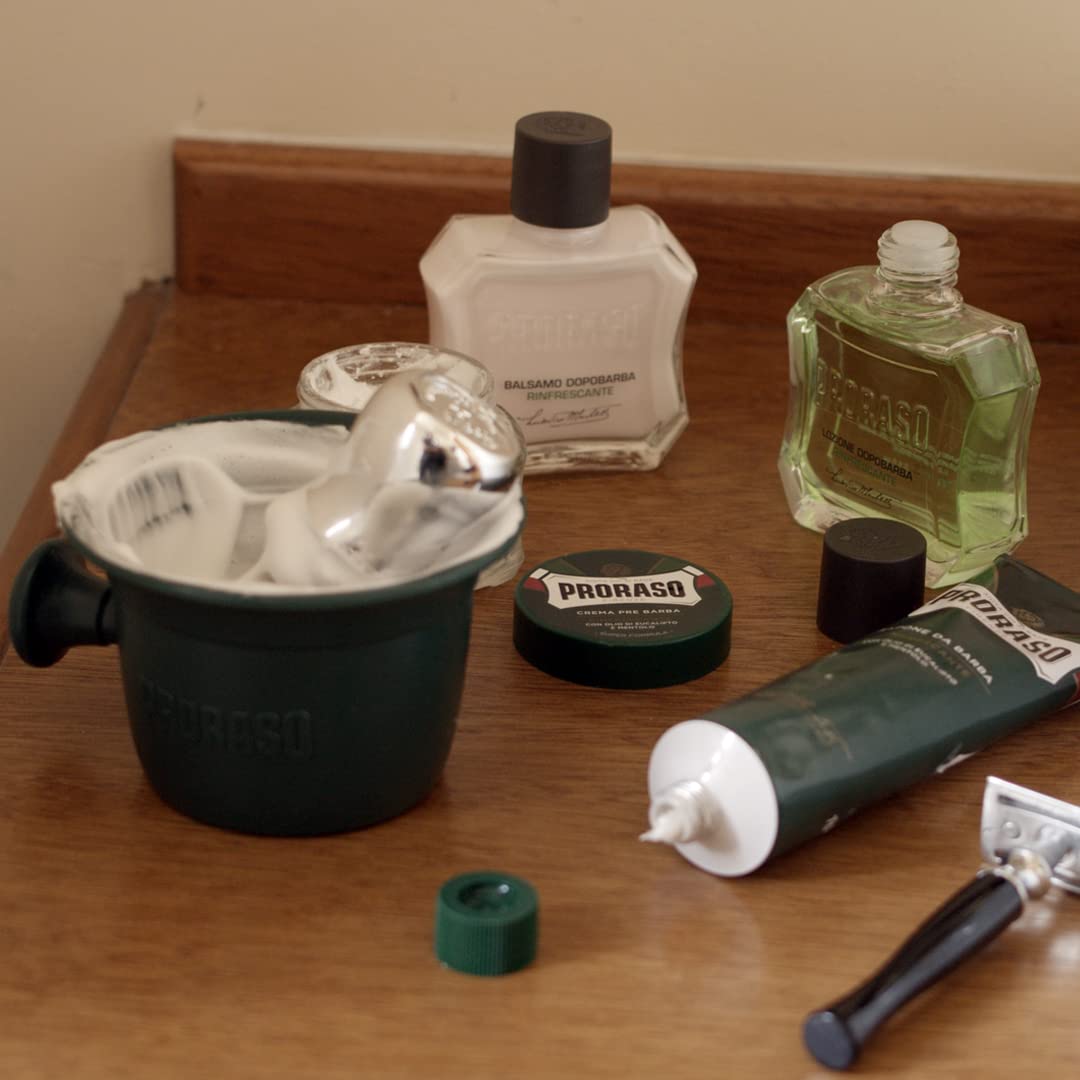 Shows all the items included in the Proraso shaving kit, giving customers a clear view of what they'll receive.