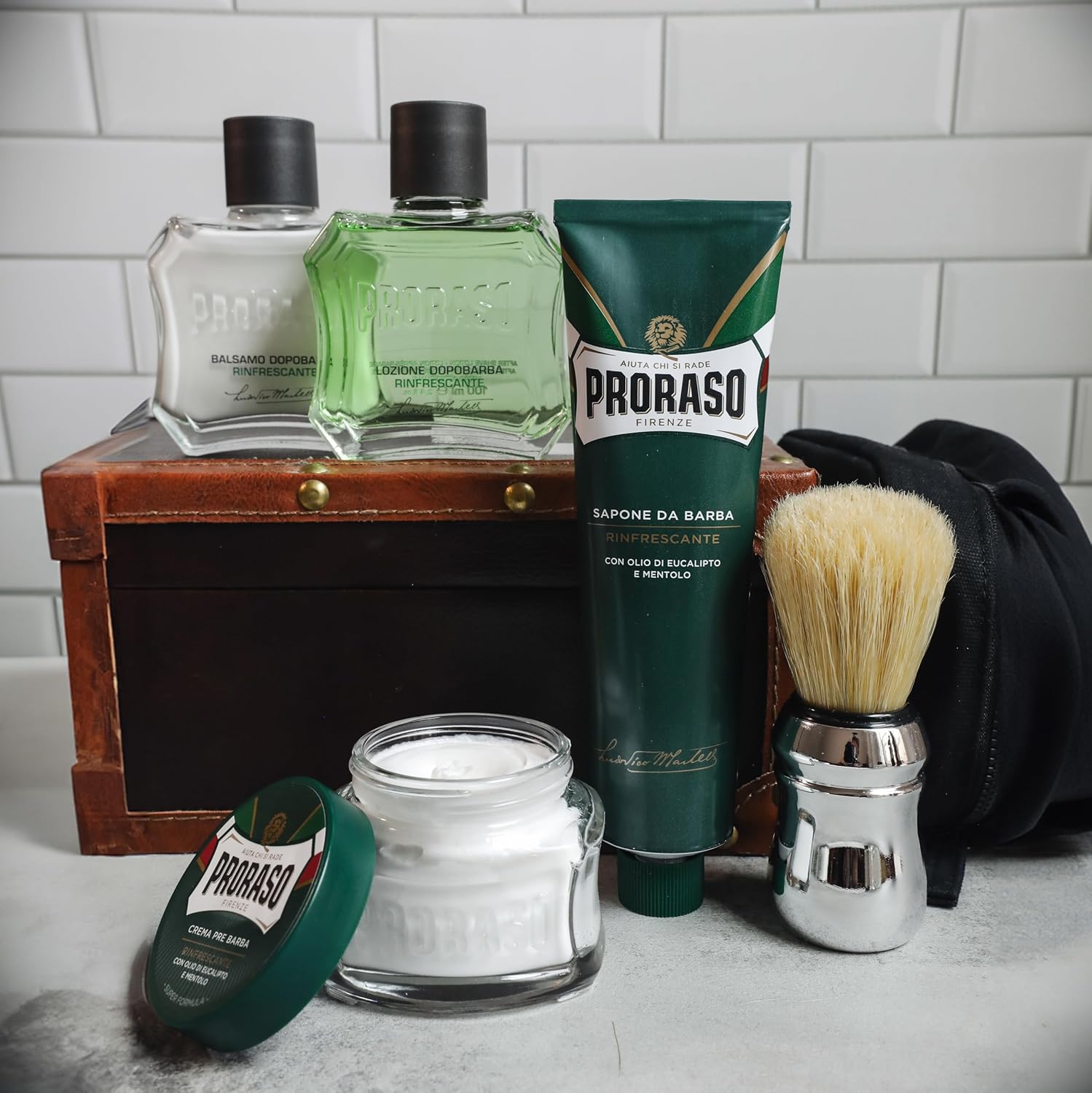 Shows all the items included in the Proraso shaving set, demonstrating the comprehensive nature of the product for a complete shaving experience.