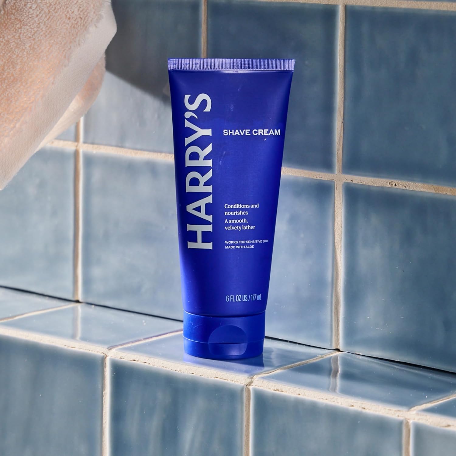 Highlights that the shave cream is suitable for sensitive skin and contains aloe, reassuring customers with skin concerns.