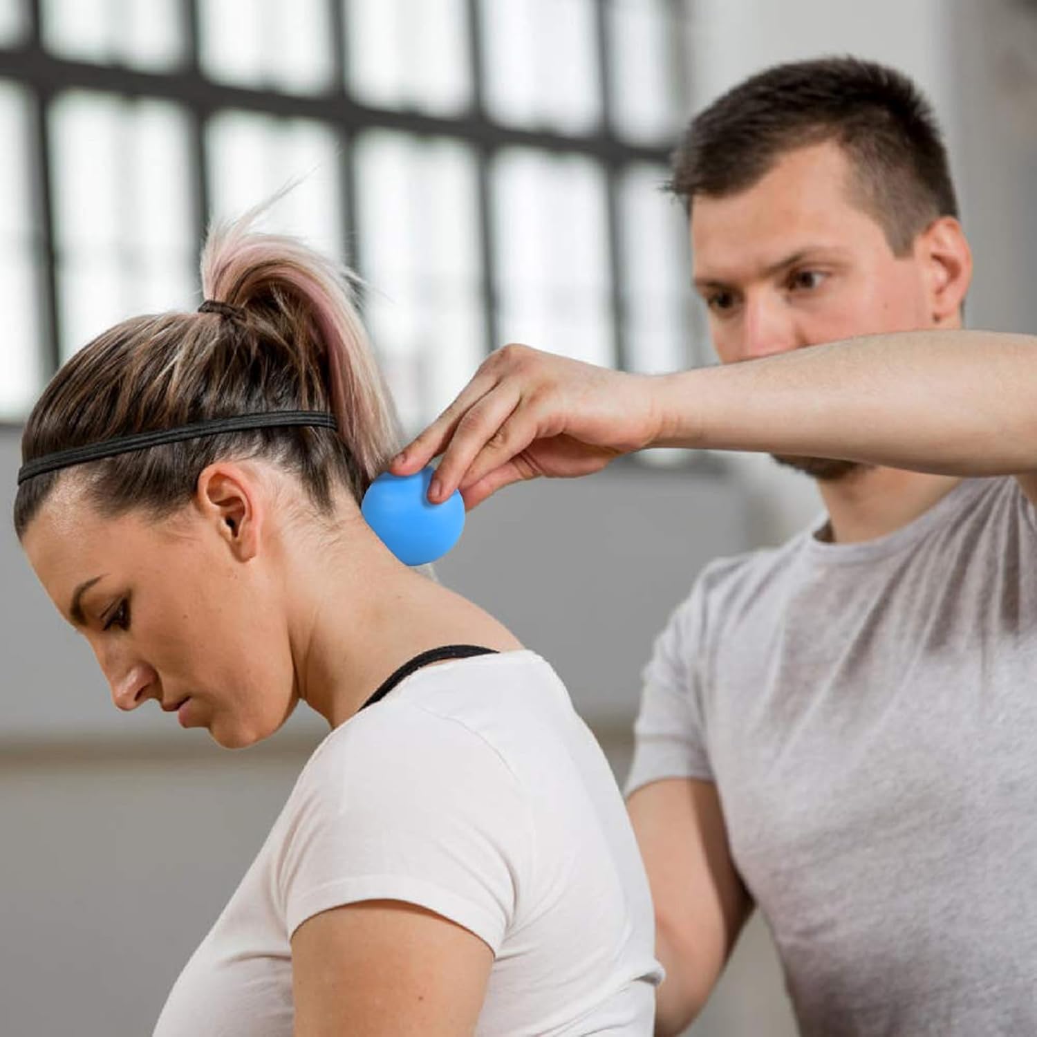 Demonstrates how to use the massage ball for neck and shoulder pain relief, showing proper technique and placement. Shows the product being used in a real-world context, emphasizing its practical…