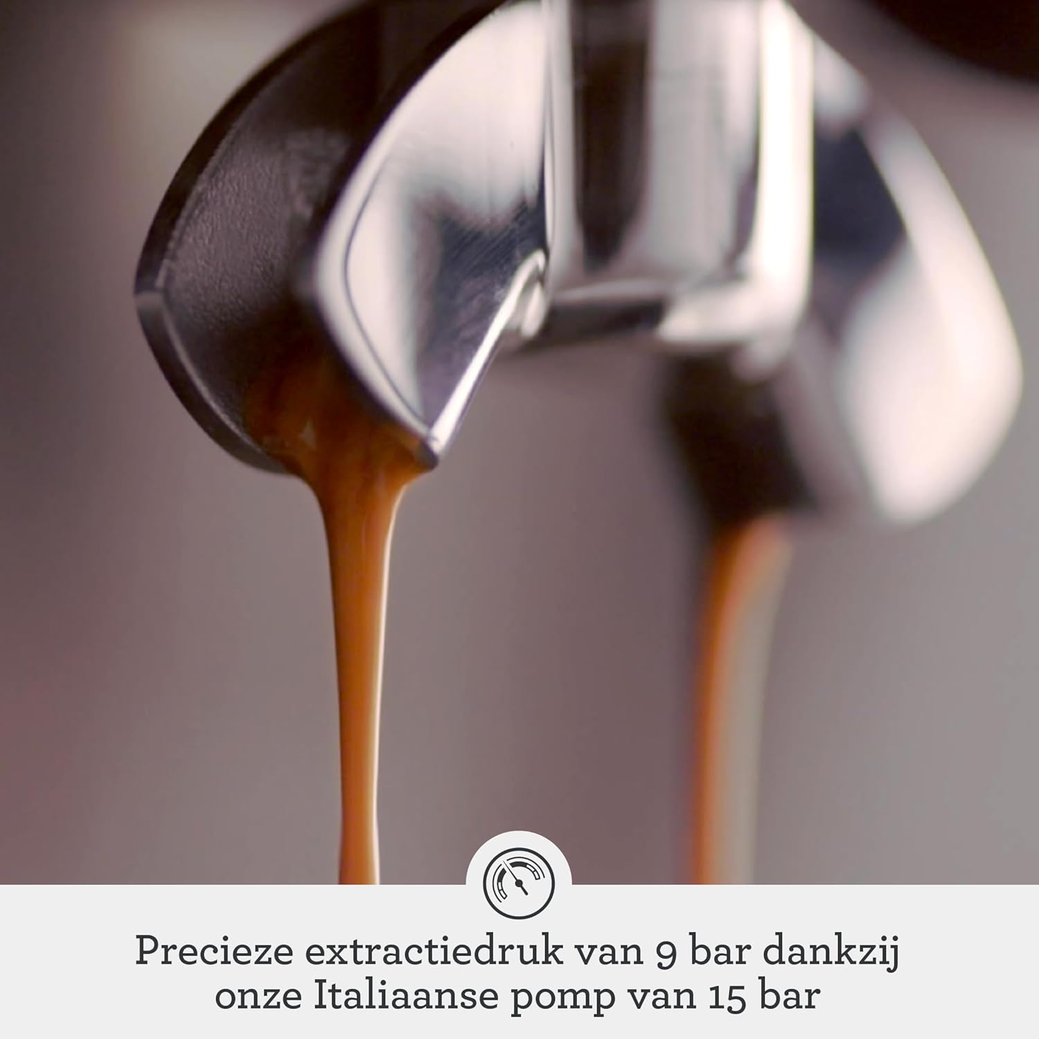 Highlights the precise 9 bar extraction pressure achieved by the 15 bar Italian pump, emphasizing the quality and performance of the espresso machine.