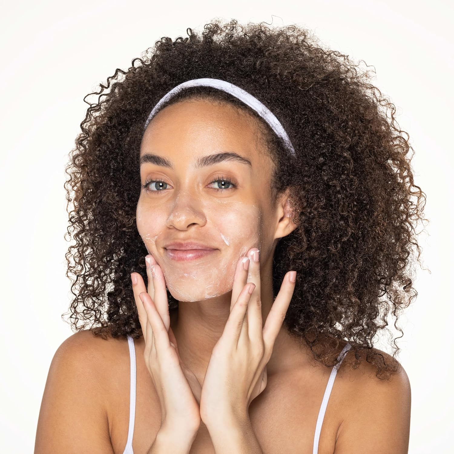 Demonstrates the moisturizing effect of the product on skin, showing a woman applying cream to her face.