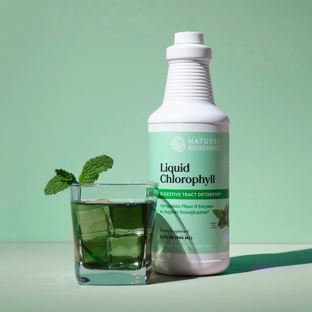 Highlights the product's key benefit of detoxifying the digestive tract, emphasizing its natural chlorophyll content.