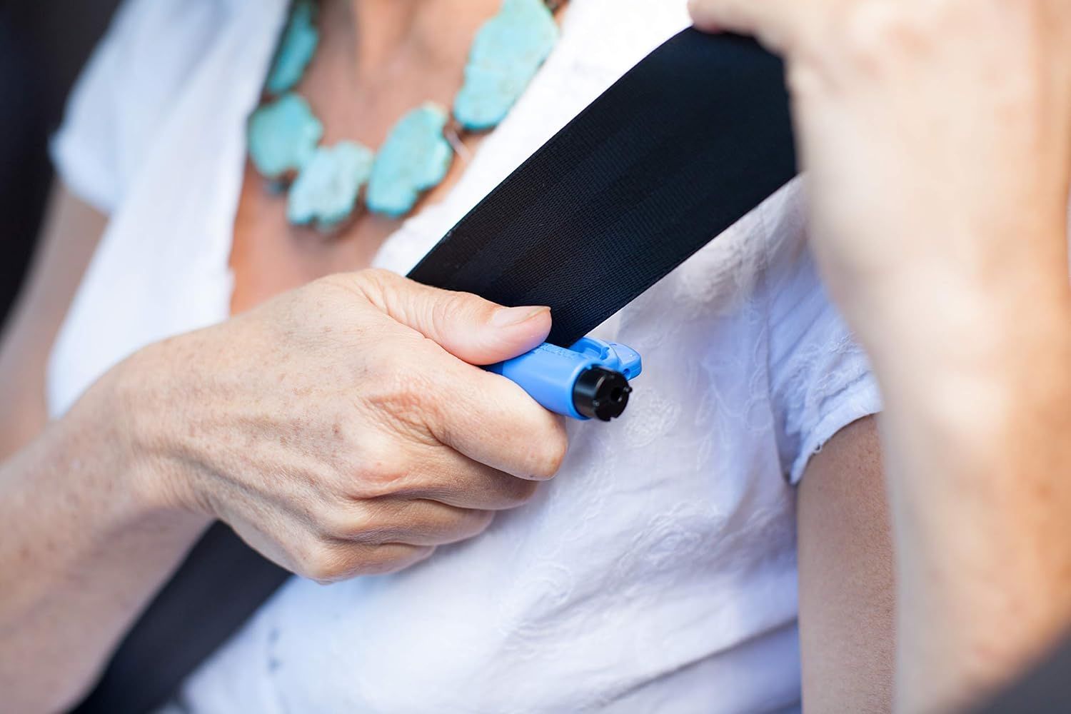 Demonstrates the proper use of a seatbelt clip to ensure passenger safety while driving.