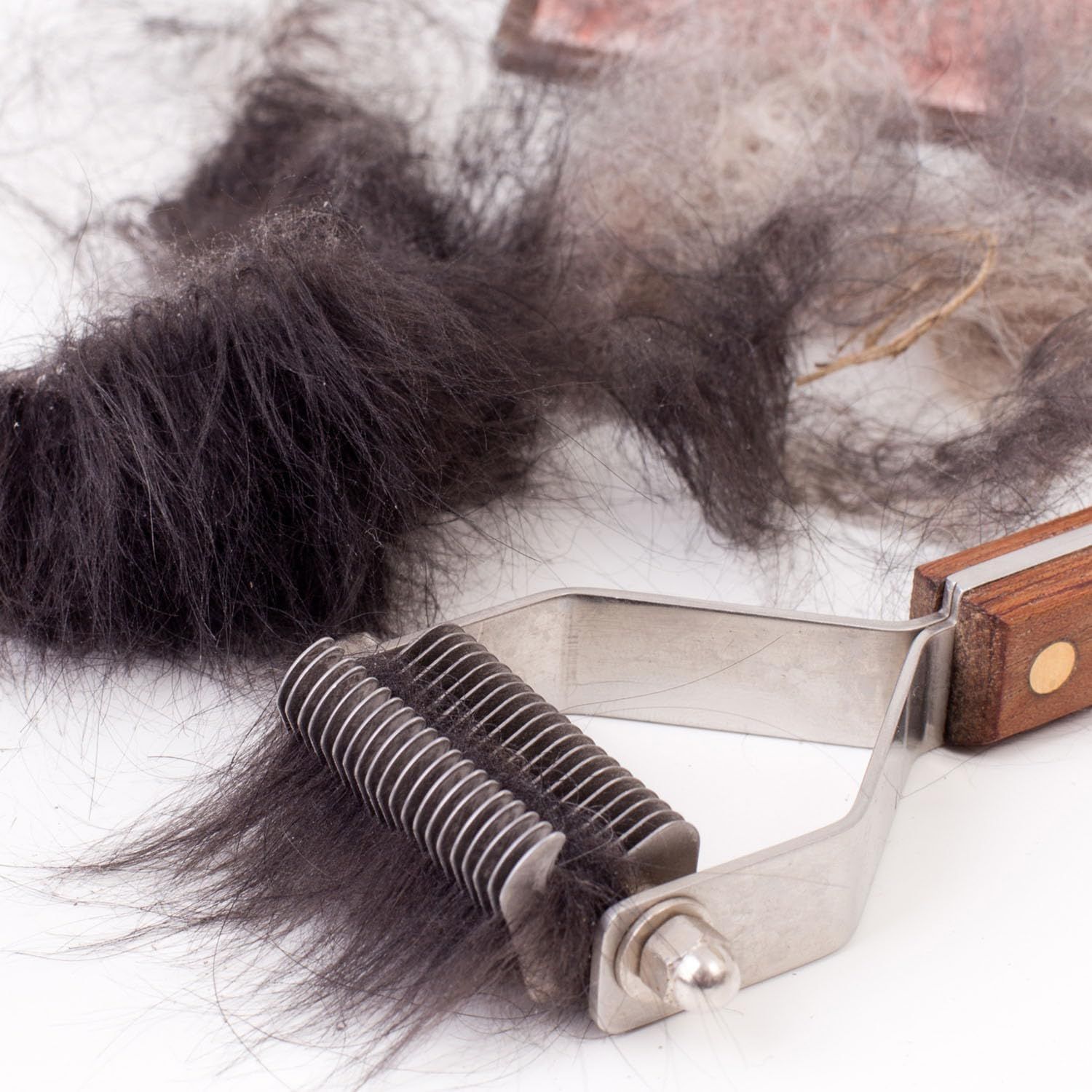 Demonstrates the product's effectiveness at removing pet hair from surfaces, showing the tool in action with collected fur to reassure pet owners of its grooming capability.