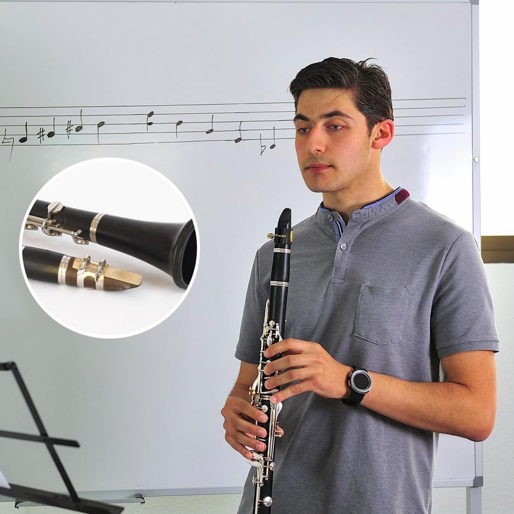 Highlights the specific mouthpiece and reed component of the clarinet through a zoomed-in circular callout to help shoppers understand this key functional part of the instrument.