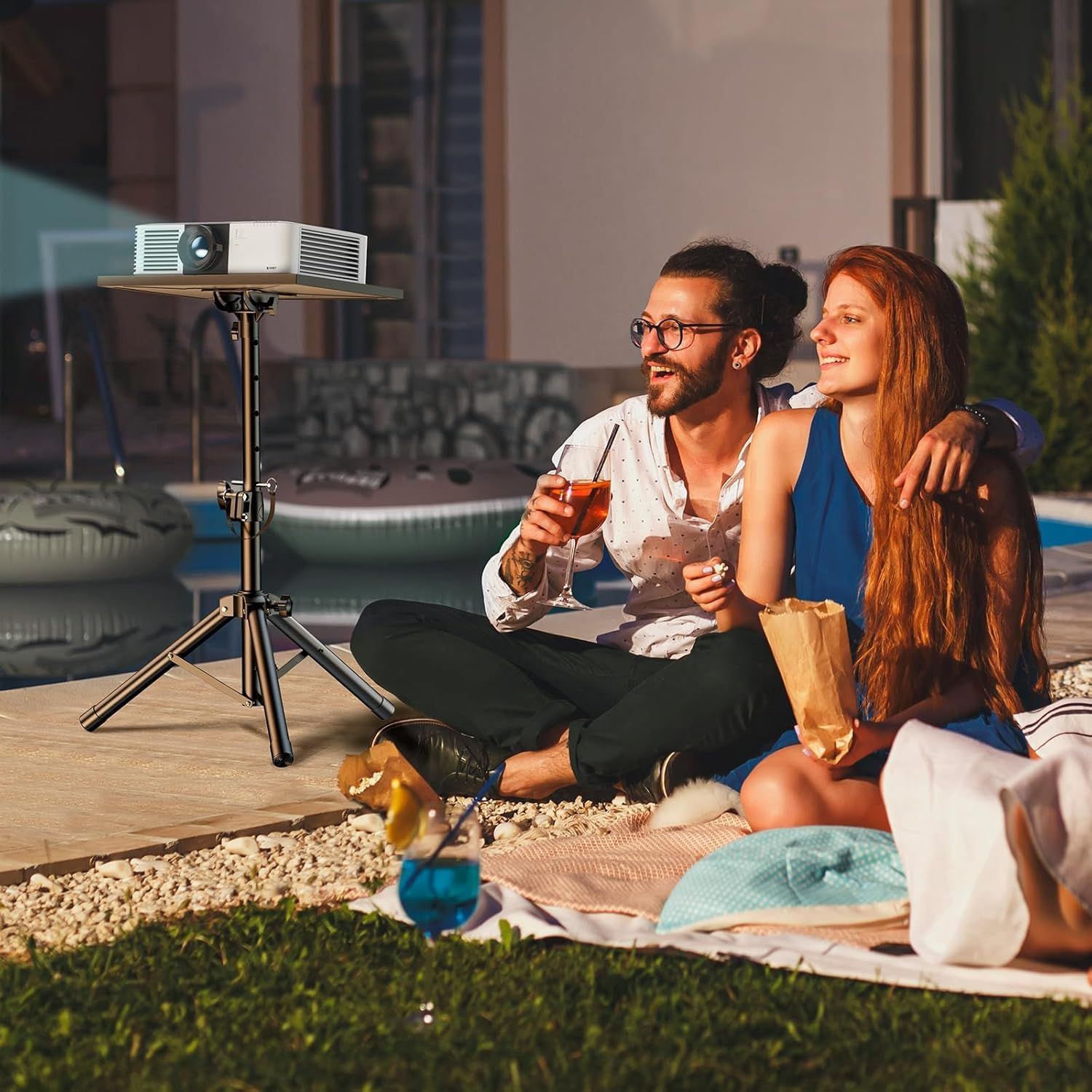 Demonstrates the product's versatility for outdoor entertainment and social gatherings, showing how the projector can be used for backyard movie nights and leisure activities.
