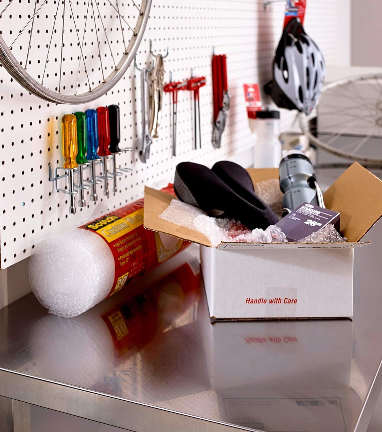 Shows what items are included in the shipment to reassure customers about the complete package they will receive, including protective packaging and accessories.