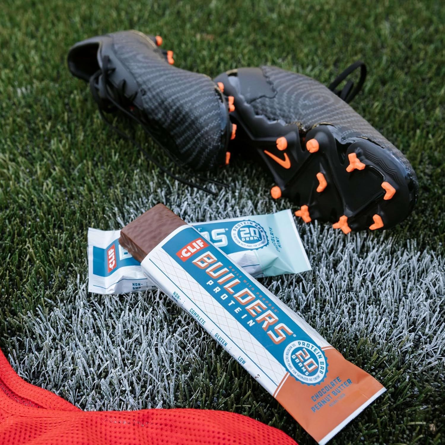 Demonstrates the product in a real-world athletic environment to help shoppers visualize the product as part of their active lifestyle.