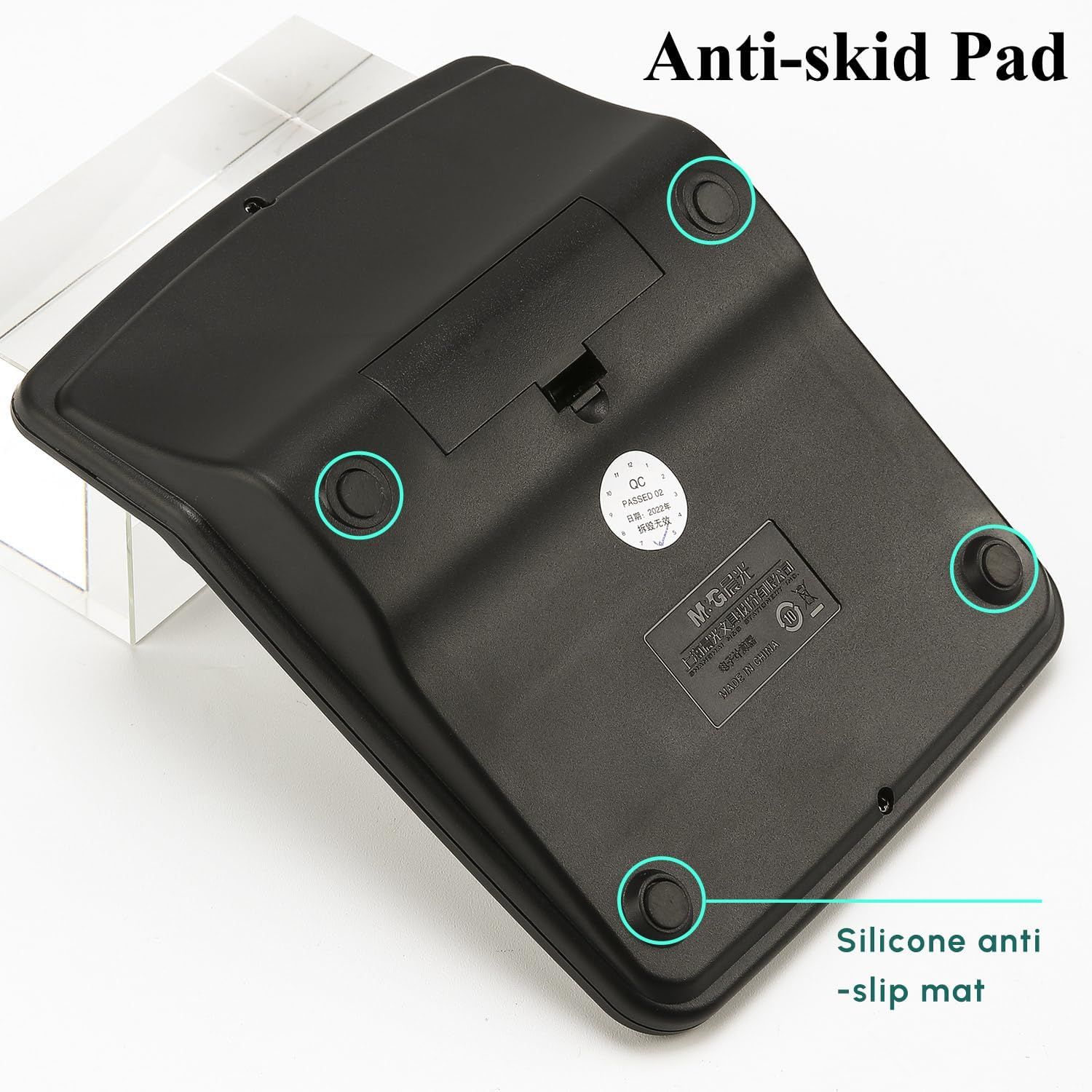 Highlights the physical safety features on the underside of the product, specifically the anti-skid pads and silicone anti-slip mat, to reassure shoppers that the product is stable and won't slide…