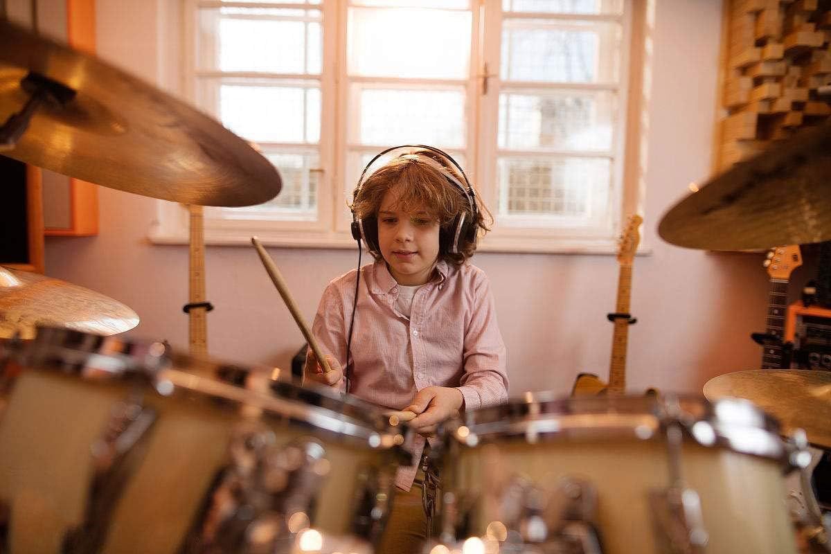 Demonstrates the product in an authentic home environment to help shoppers visualize the product being used by a child in a real-life setting.