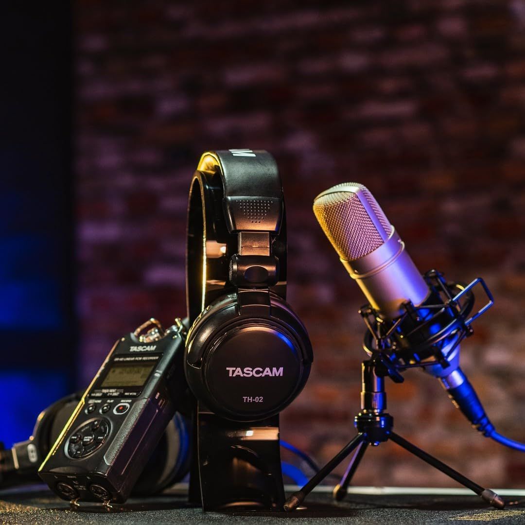Shows all the audio equipment included in the bundle (recorder, headphones, microphone) to help shoppers understand the complete package they will receive.