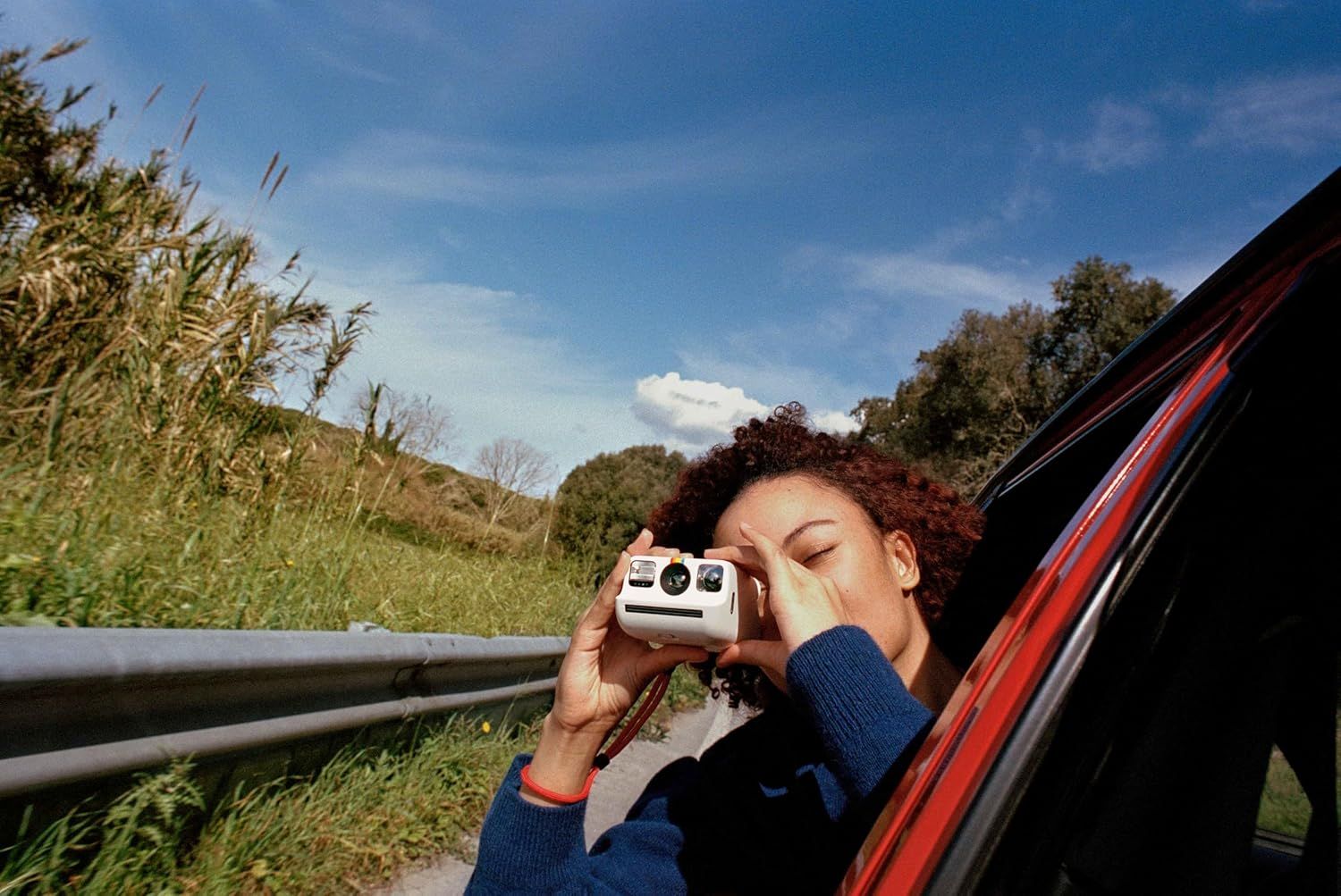 Demonstrates the product being used in a real-world outdoor travel scenario, creating an emotional connection and showing the product's portability and lifestyle appeal.