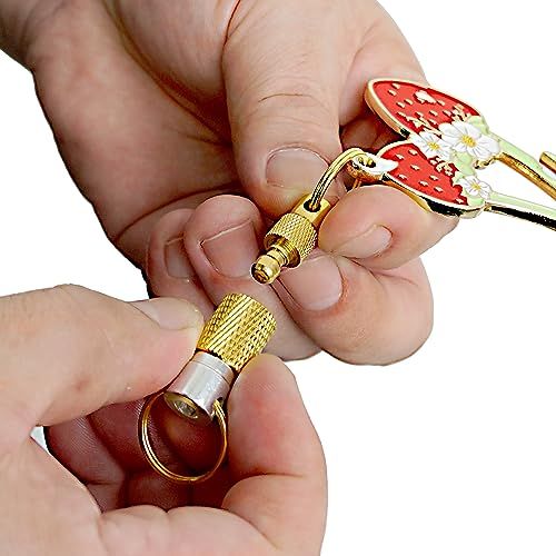Demonstrates the product's detachable keyring mechanism, showing shoppers how easily they can attach or remove the item from keys or bags.