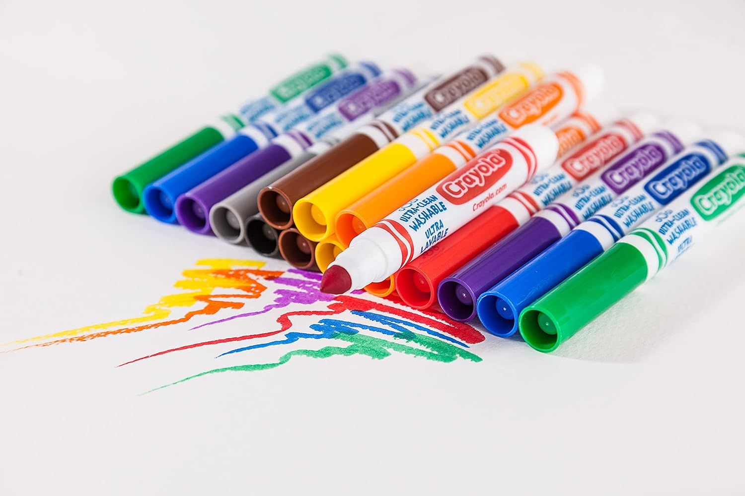Shows the full variety of colors and markers included in the package, helping shoppers understand the complete set they will receive.