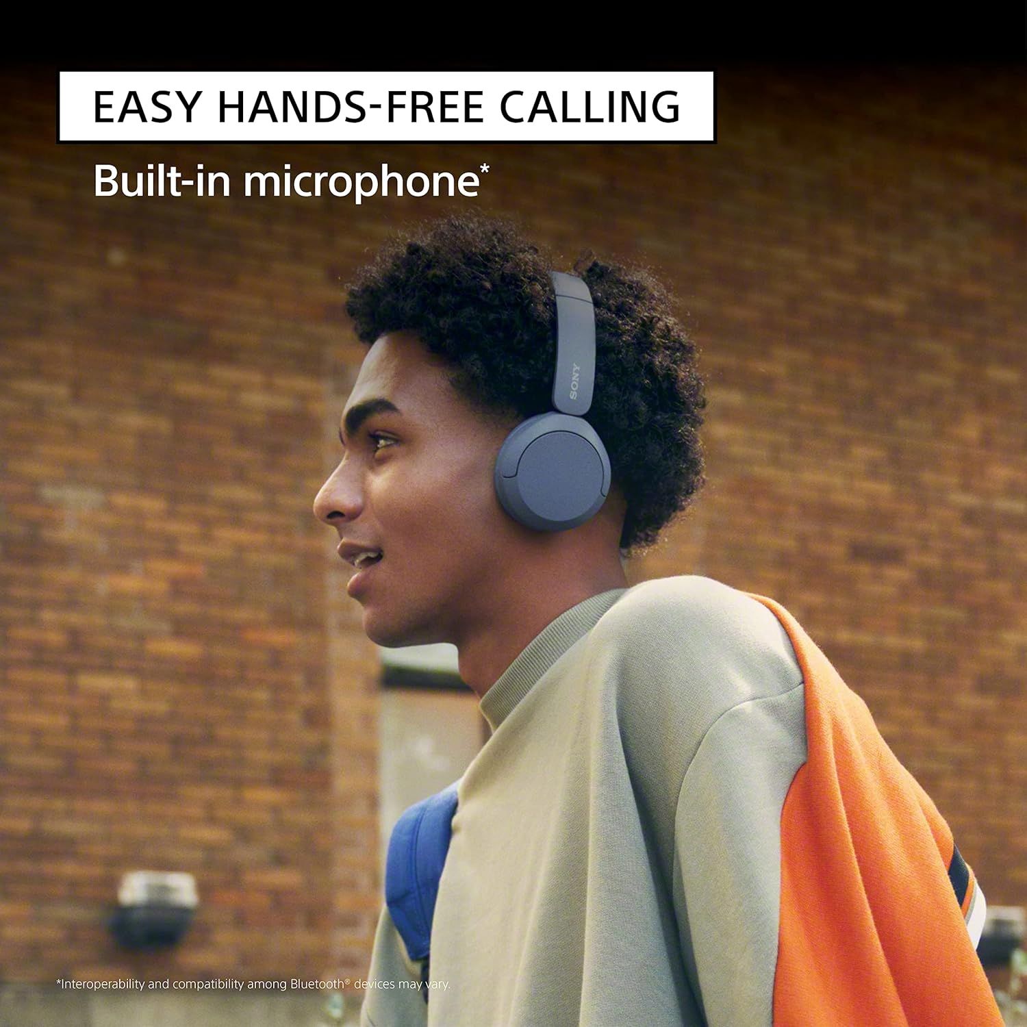 Highlights the convenience of hands-free calling enabled by the built-in microphone, reassuring shoppers they can take calls without holding their phone.