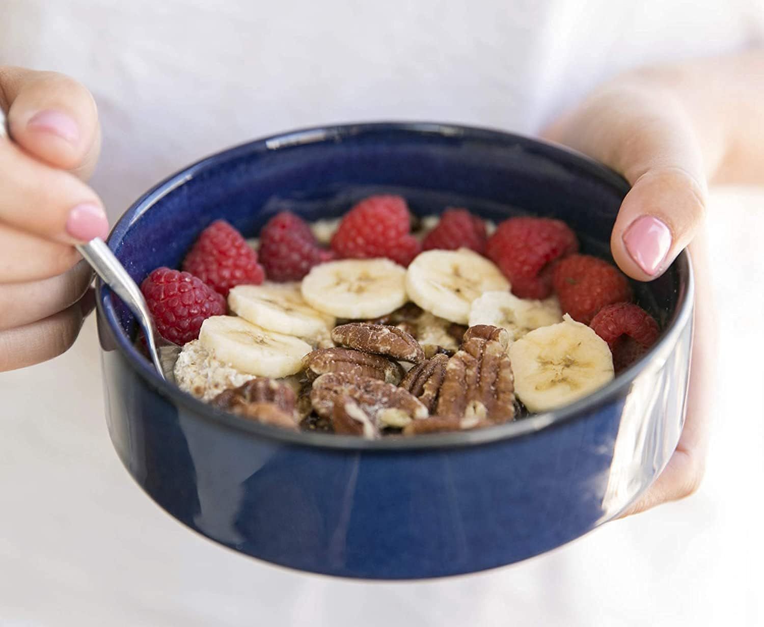 Demonstrates the product in a real-world context, showing how it can be used for a healthy, appealing breakfast or meal, creating an aspirational lifestyle connection with the shopper.