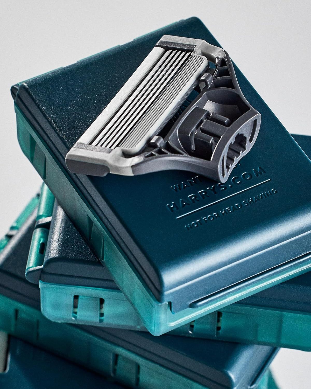 Shows the customer what comes in the package, including the razor blade cartridge and its protective storage case, demonstrating the complete kit they will receive.