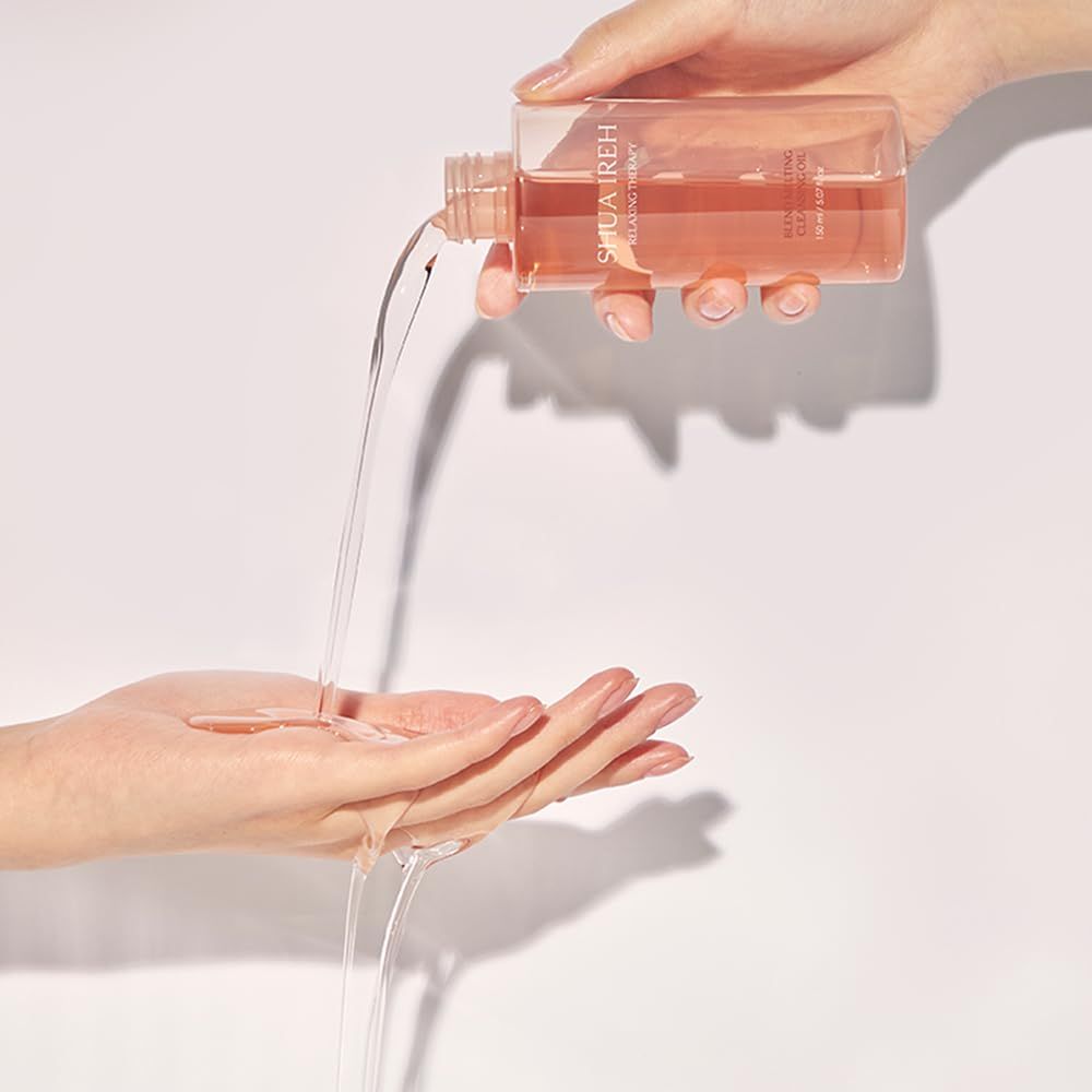Demonstrates how to properly dispense and apply the product, showing the simple pour-and-apply usage method to reassure shoppers about ease of use. Highlights the product's easy-to-use liquid format…