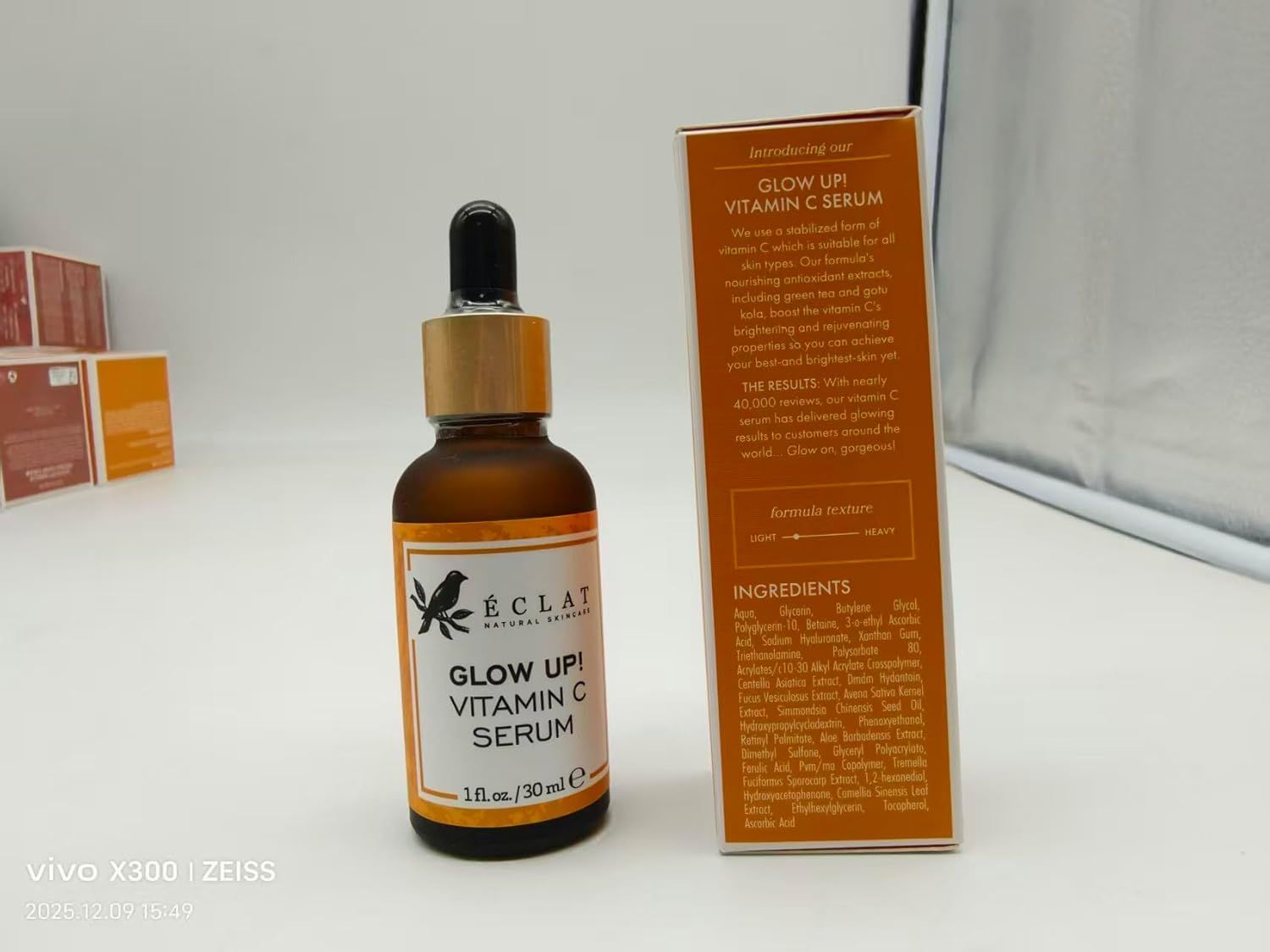Shows the product bottle alongside its retail packaging to give shoppers a clear view of what they will receive and how the product is presented.