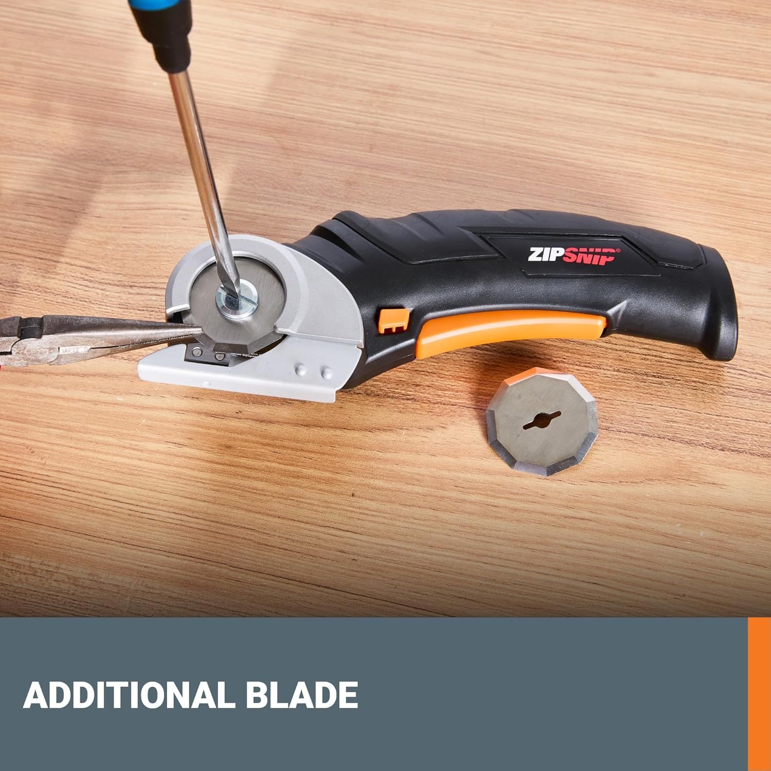 Shows that the product comes with an extra replacement blade, reassuring shoppers they have a backup and adding value to the purchase.