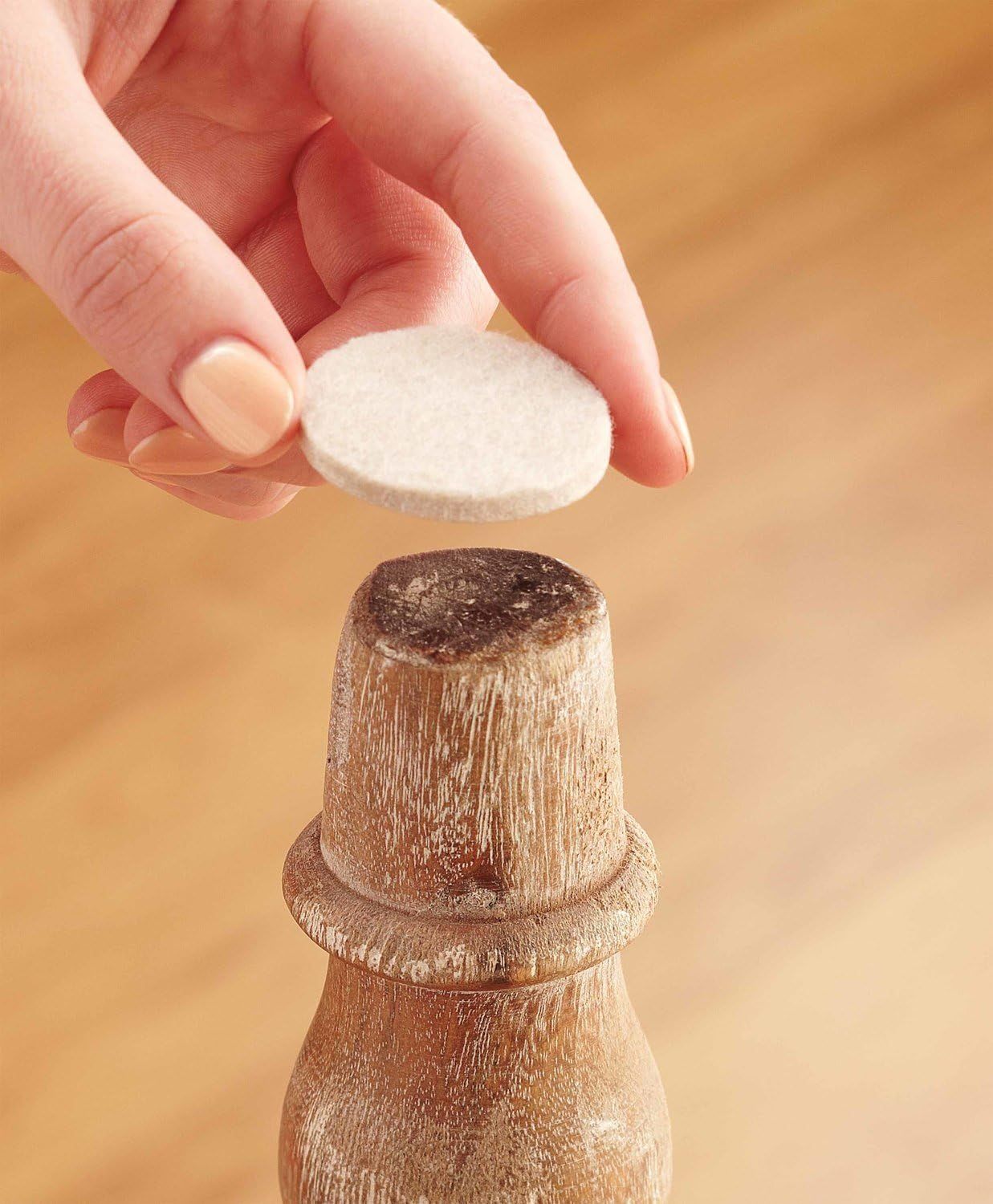 Demonstrates how to use the product by showing a simple, single-step application process, reassuring shoppers that the product is easy to apply.