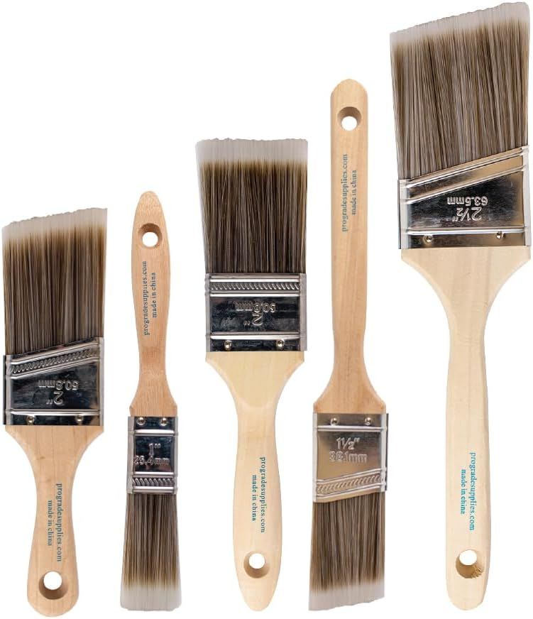 Shows the customer all the different brush sizes included in the set, helping them understand the variety and value of what they receive with their purchase.