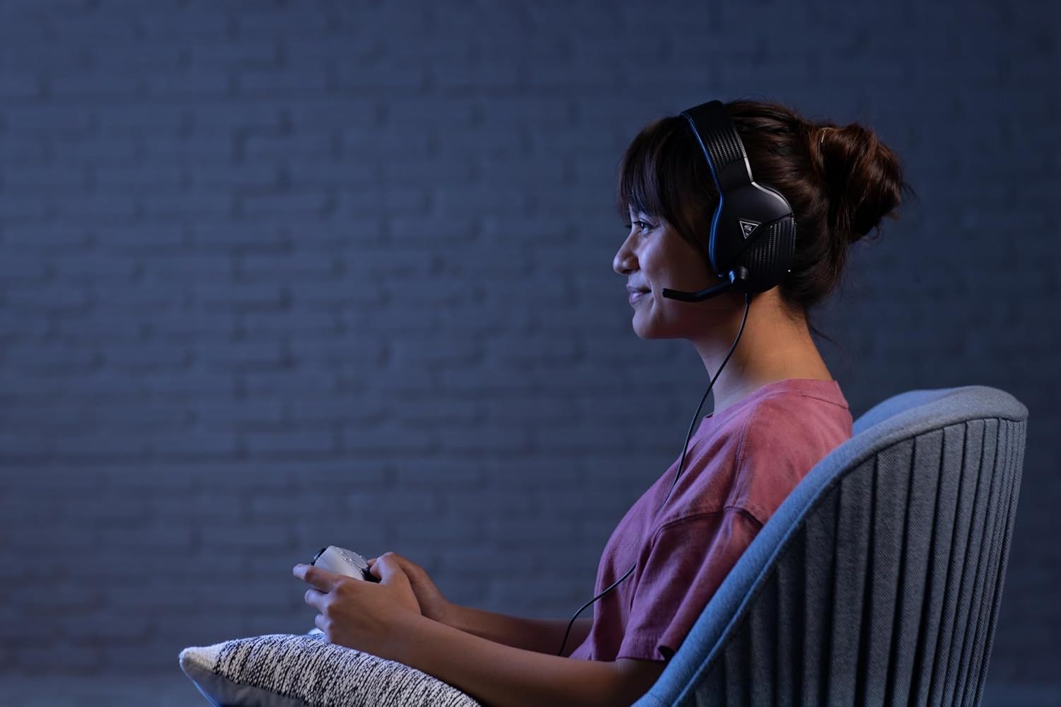 Shows the product being used in a real-world gaming scenario to help shoppers visualize themselves using the headset comfortably during gameplay.