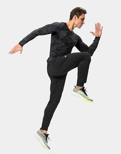 Demonstrates the product's flexibility and freedom of movement during athletic activity, reassuring shoppers that the apparel is designed for active performance.