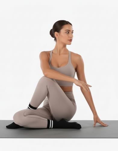 Demonstrates the product in a real-world yoga or fitness context to help shoppers visualize themselves using the activewear during exercise.