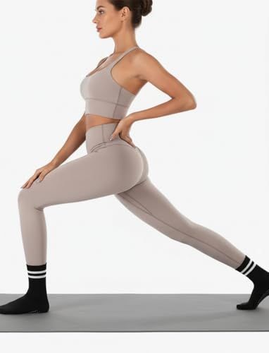 Demonstrates the product (activewear set) in a real-world fitness context, showing fit, style, and how it looks during exercise to help shoppers visualize themselves using it.