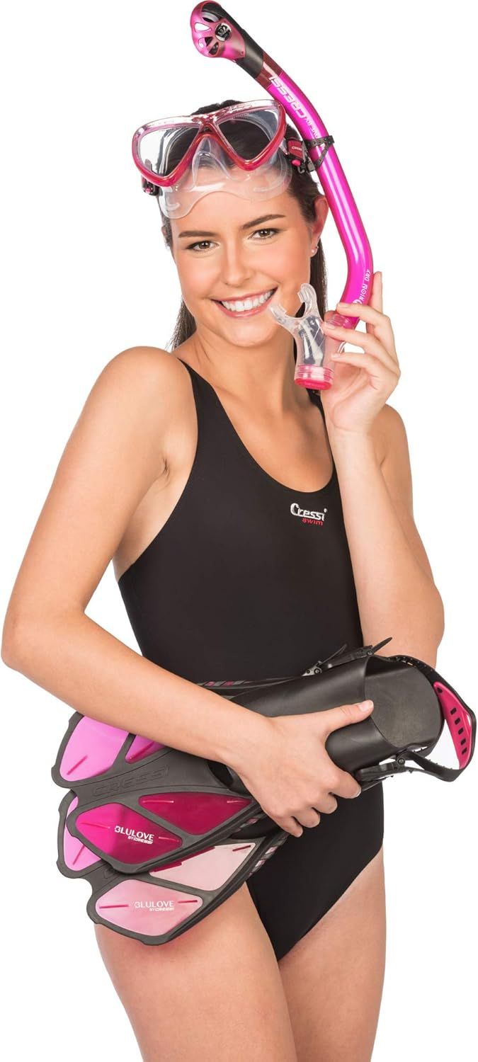 Shows all the items included in the snorkeling kit (mask, snorkel, and fins) to help shoppers understand the complete package they will receive.