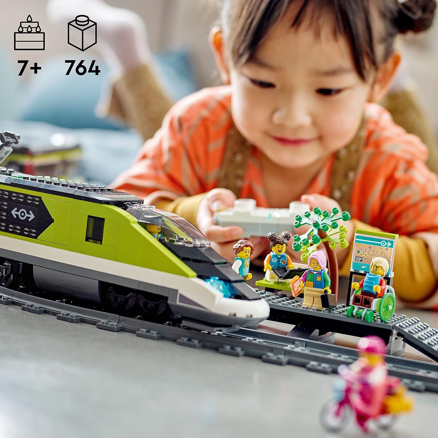 Communicates the comprehensive contents of the LEGO set, showing shoppers the piece count and included minifigures to demonstrate value and play possibilities.